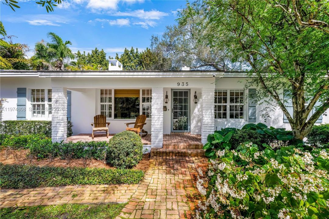 A more close up look at the cozy curb appeal this home has to offer.