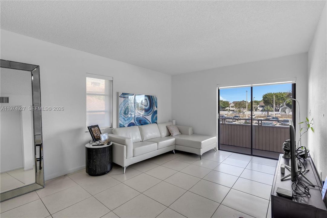 На продажу: $195,000 (1 спален, 1 ванн, 660 Квадратных фут)