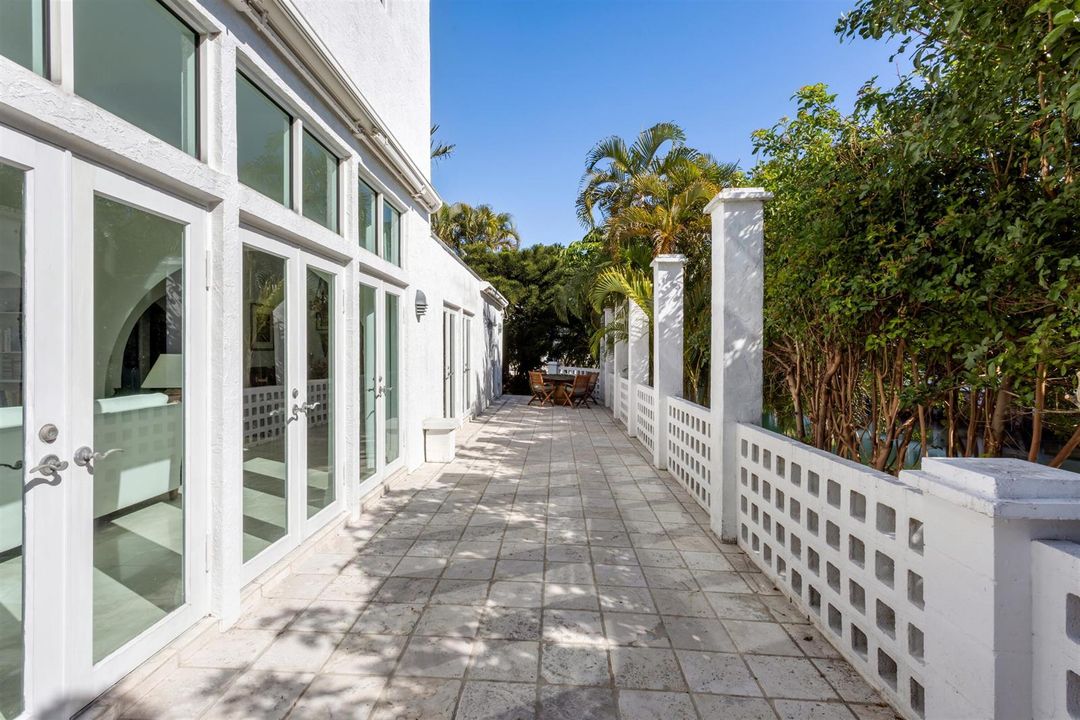 WALKWAY_EB