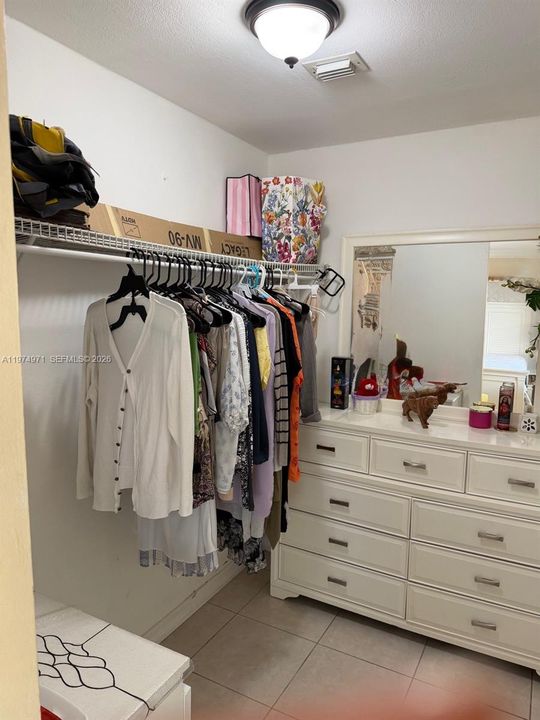 Master bedroom 1st floor spacious closet