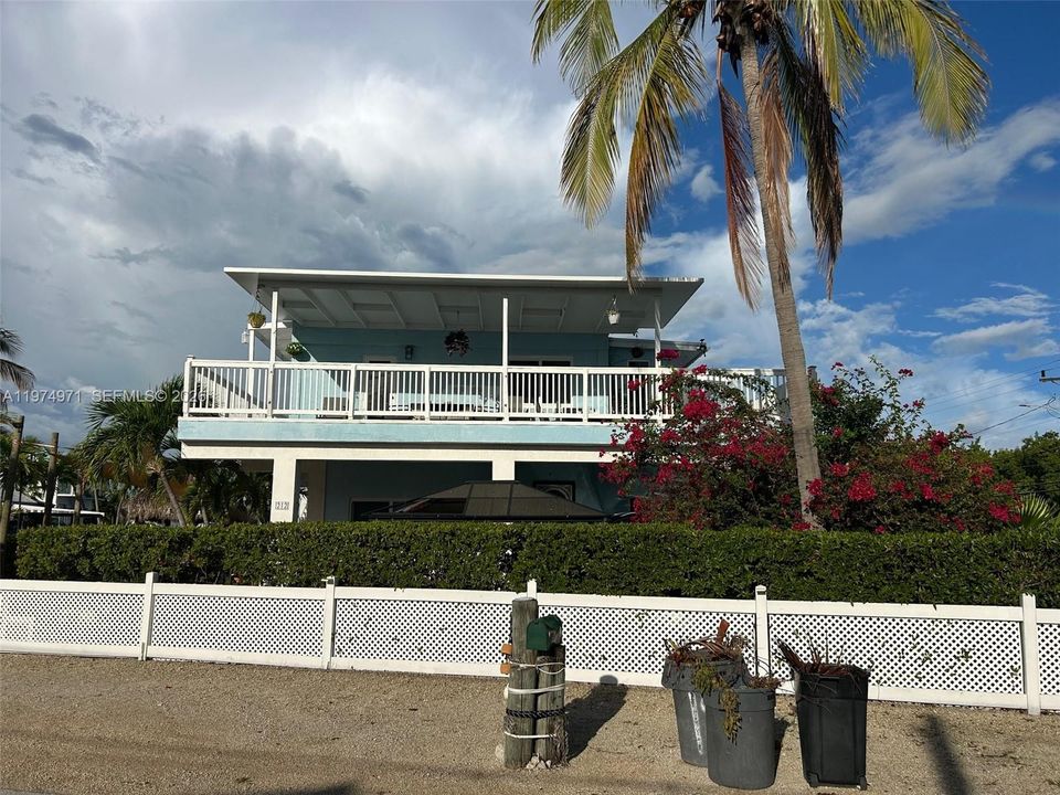 For Sale: $1,800,000 (5 beds, 4 baths, 1467 Square Feet)