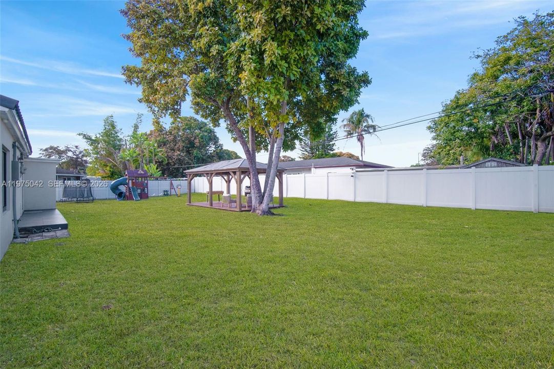 For Sale: $950,000 (3 beds, 2 baths, 1228 Square Feet)