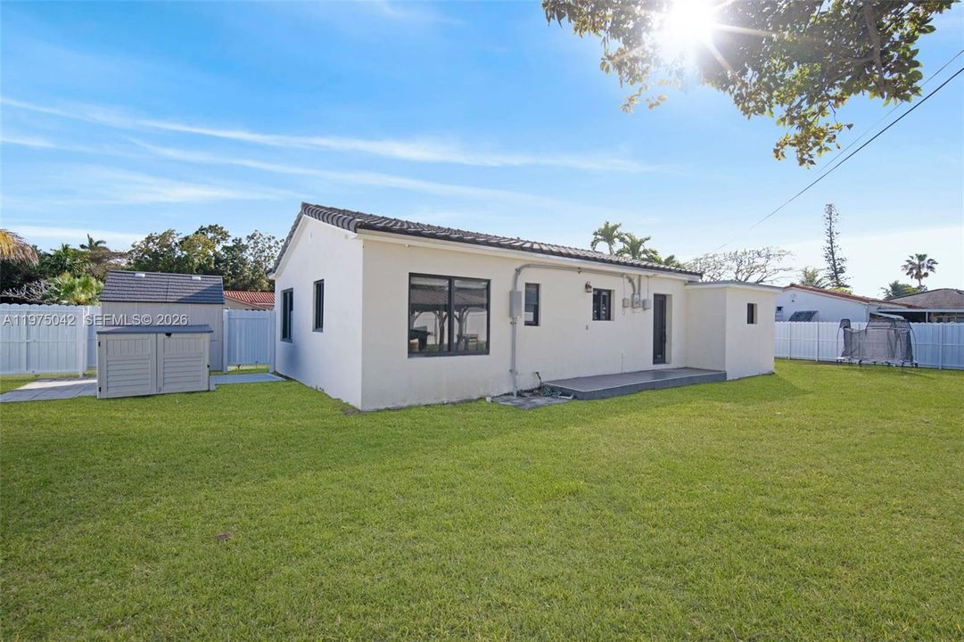 For Sale: $950,000 (3 beds, 2 baths, 1228 Square Feet)