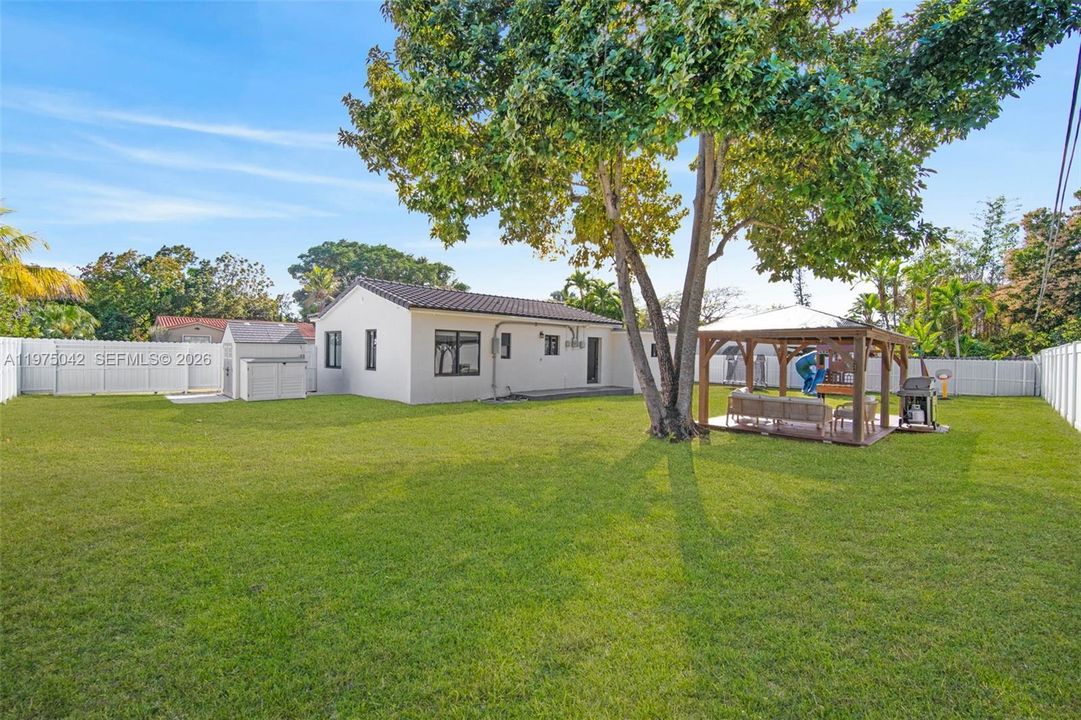 For Sale: $950,000 (3 beds, 2 baths, 1228 Square Feet)