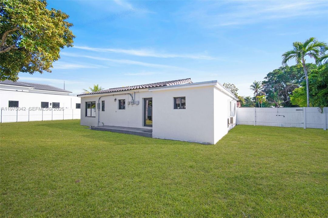 For Sale: $950,000 (3 beds, 2 baths, 1228 Square Feet)