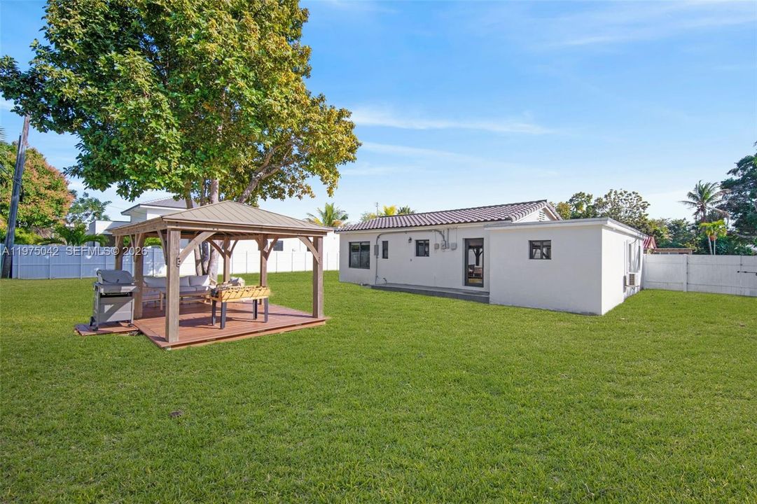 For Sale: $950,000 (3 beds, 2 baths, 1228 Square Feet)