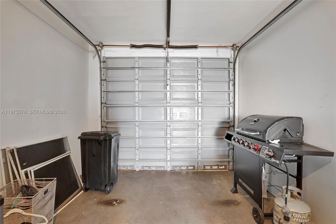 Recientemente alquilado: $15,000 (4 camas, 3 baños, 2300 Pies cuadrados)