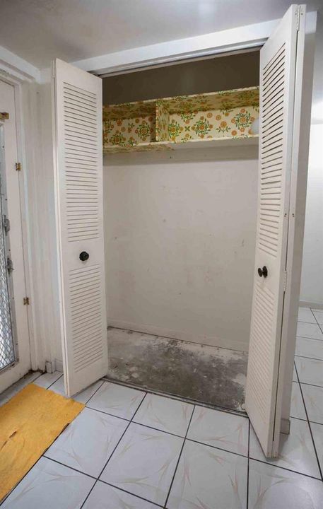 Entry way storage