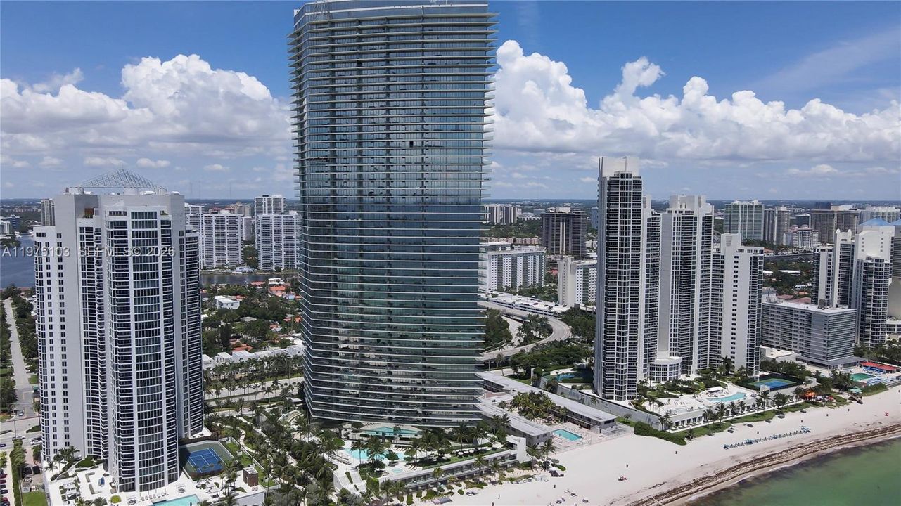 En Venta: $5,000,000 (3 camas, 5 baños, 2468 Pies cuadrados)