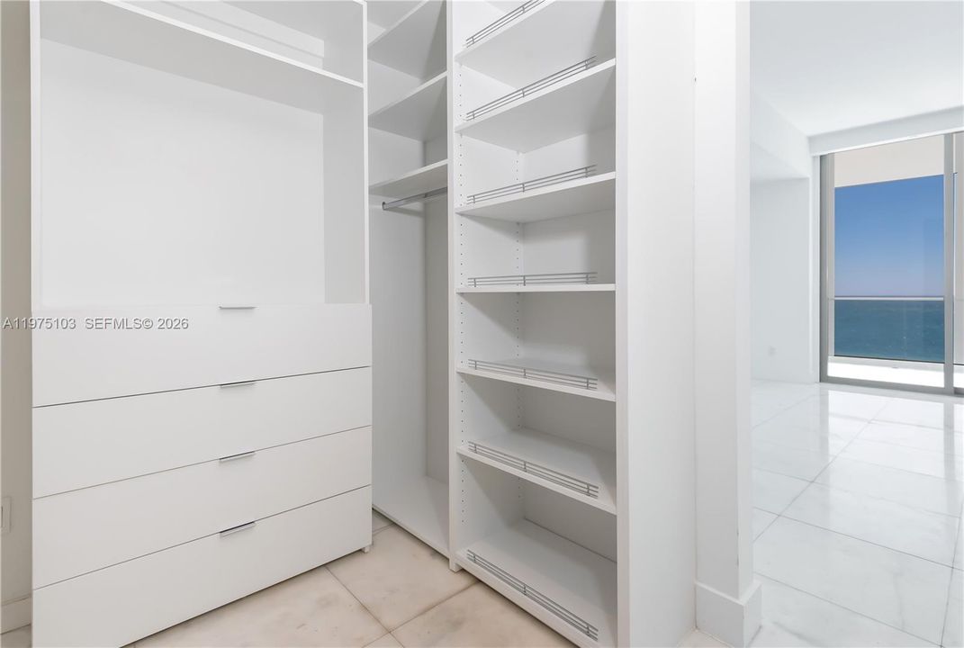 En Venta: $5,000,000 (3 camas, 5 baños, 2468 Pies cuadrados)