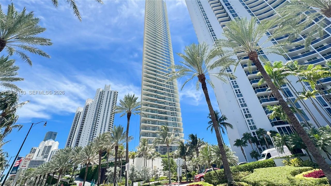 En Venta: $5,000,000 (3 camas, 5 baños, 2468 Pies cuadrados)