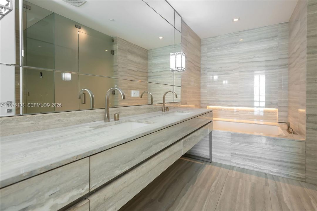 En Venta: $5,000,000 (3 camas, 5 baños, 2468 Pies cuadrados)