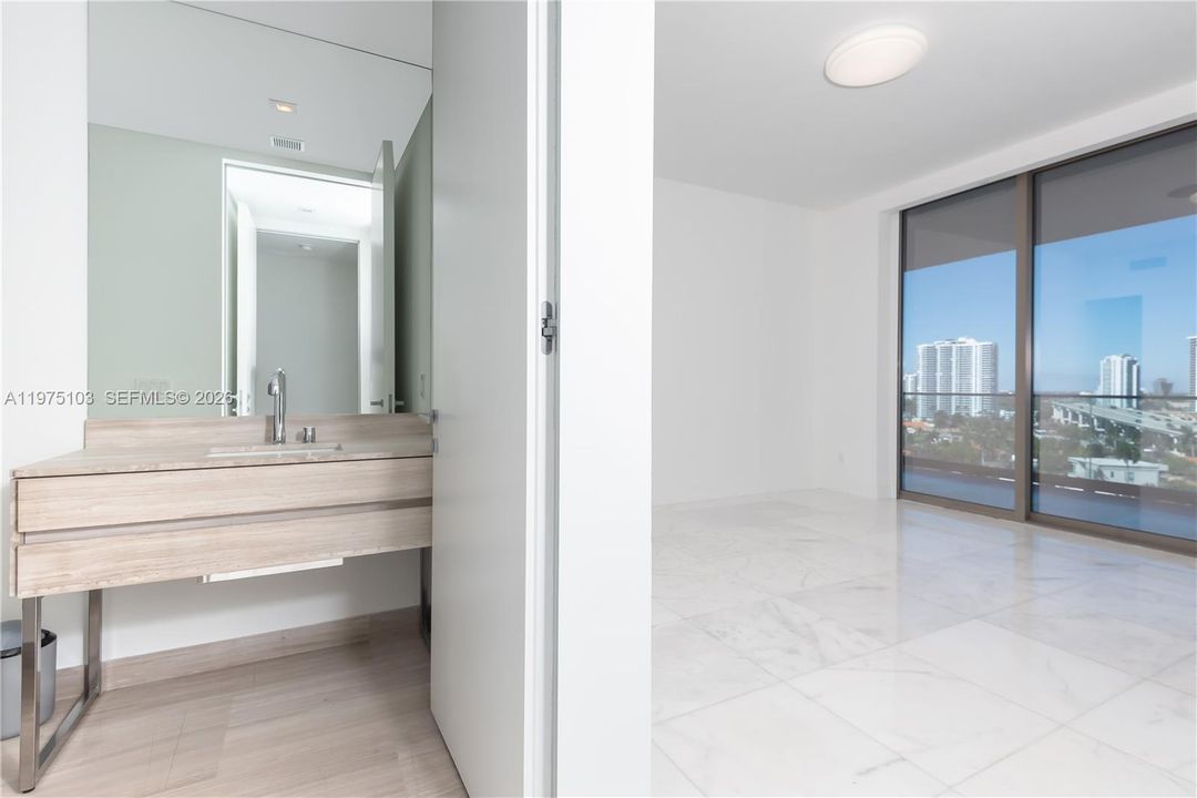 En Venta: $5,000,000 (3 camas, 5 baños, 2468 Pies cuadrados)