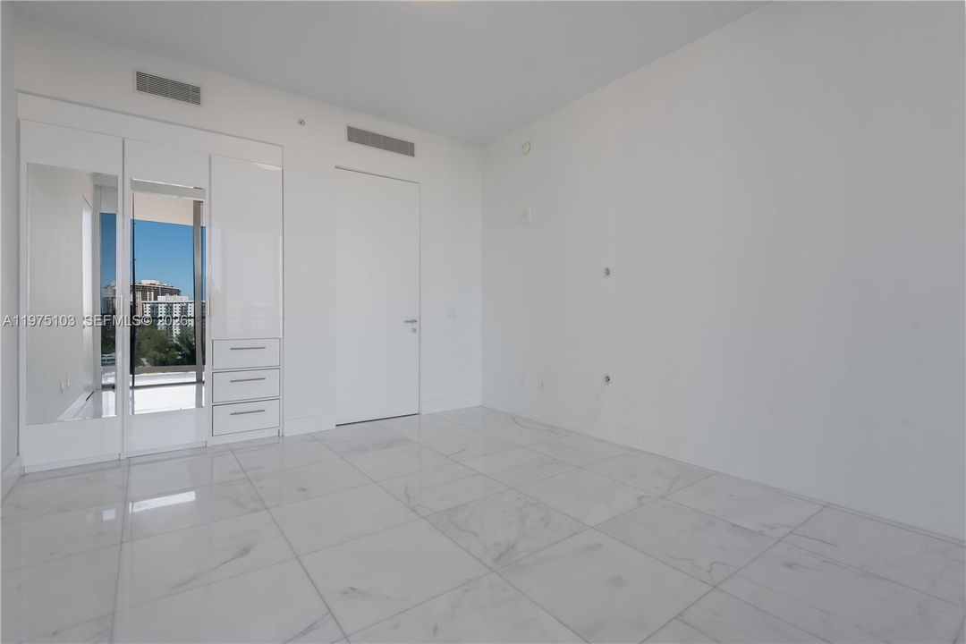 En Venta: $5,000,000 (3 camas, 5 baños, 2468 Pies cuadrados)