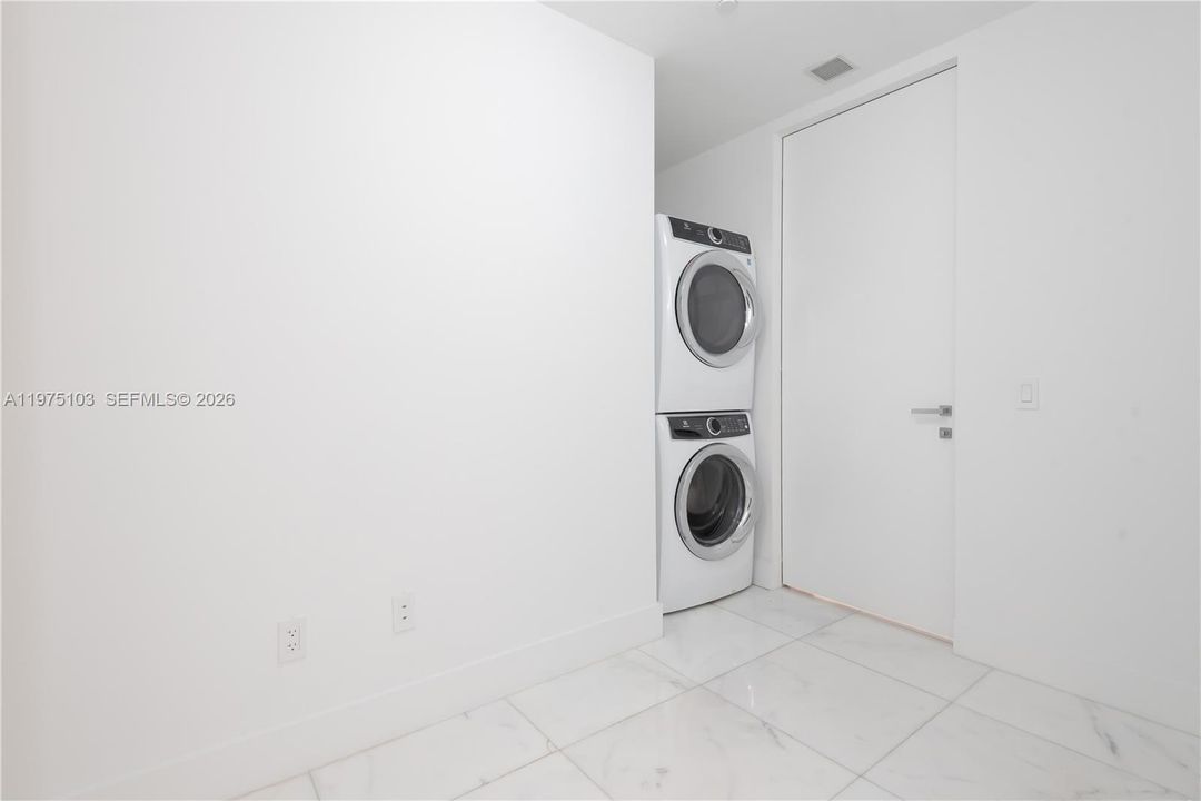 En Venta: $5,000,000 (3 camas, 5 baños, 2468 Pies cuadrados)
