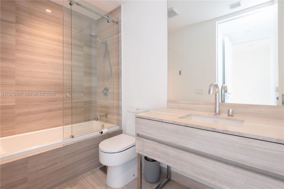 En Venta: $5,000,000 (3 camas, 5 baños, 2468 Pies cuadrados)