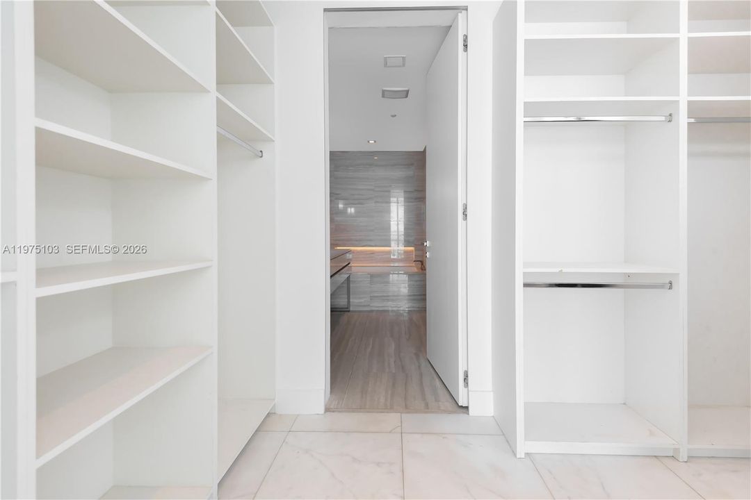 En Venta: $5,000,000 (3 camas, 5 baños, 2468 Pies cuadrados)