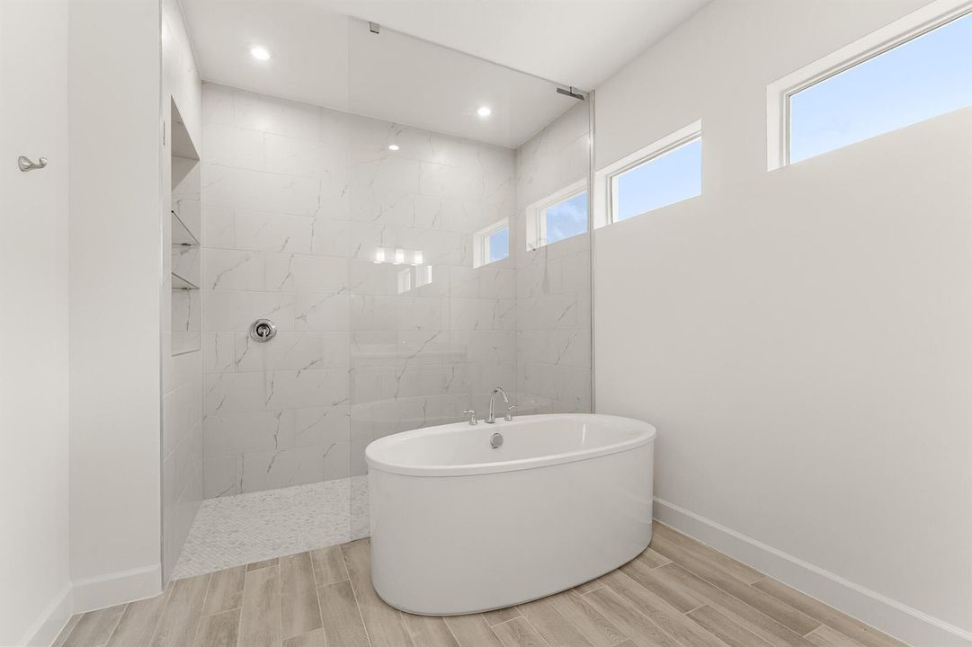US_SEF_MONACO_LOT 299_OWNERS BATH 2