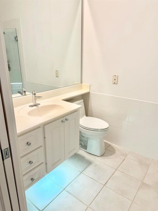 Principal Bathroom (2)