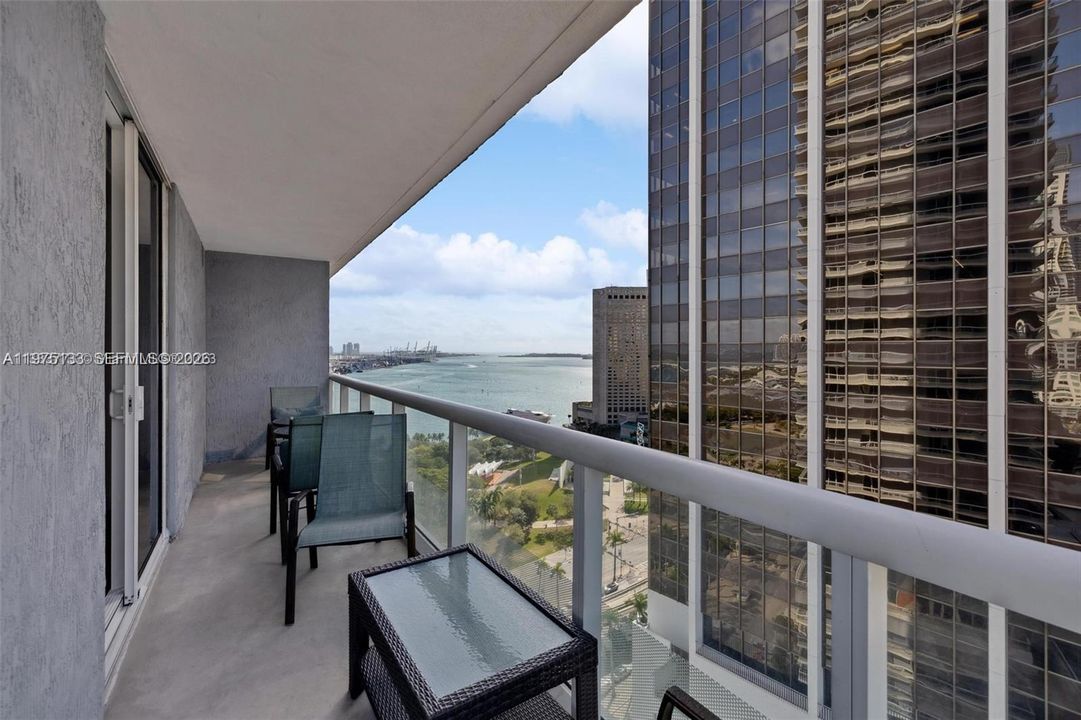 For Sale: $700,000 (2 beds, 2 baths, 1256 Square Feet)
