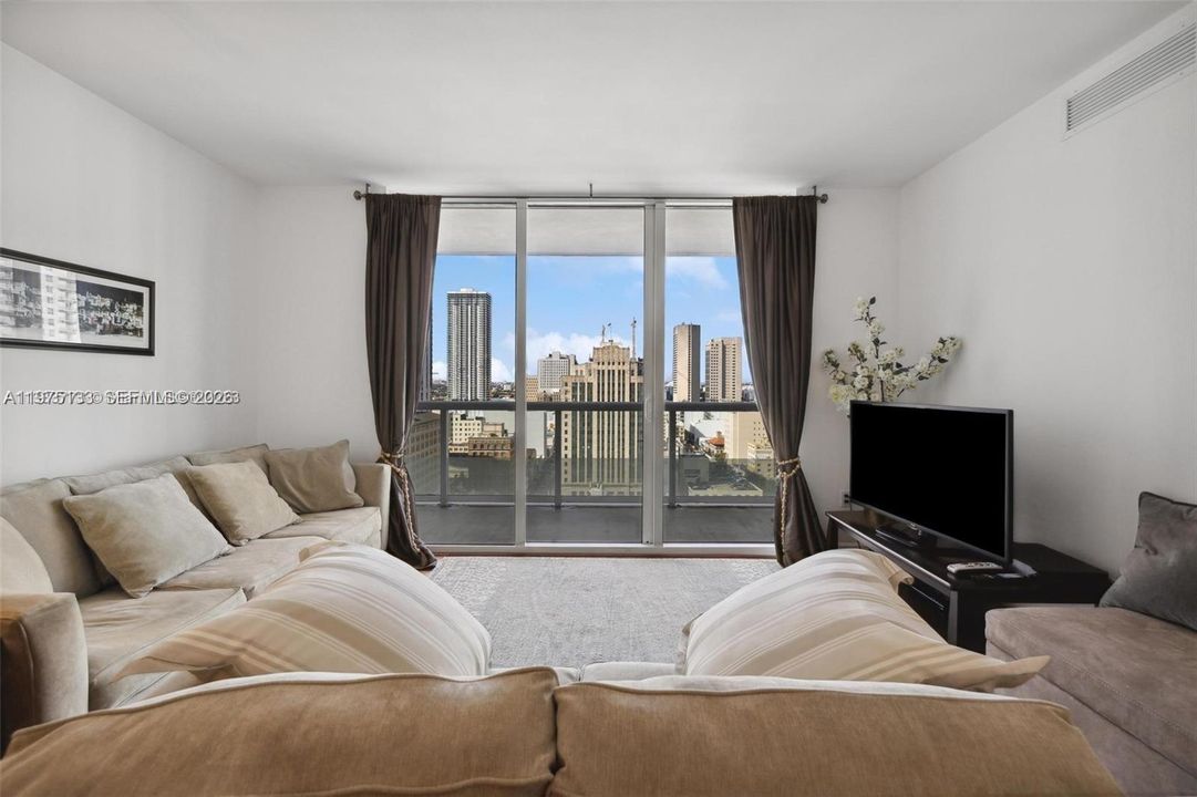 For Sale: $700,000 (2 beds, 2 baths, 1256 Square Feet)