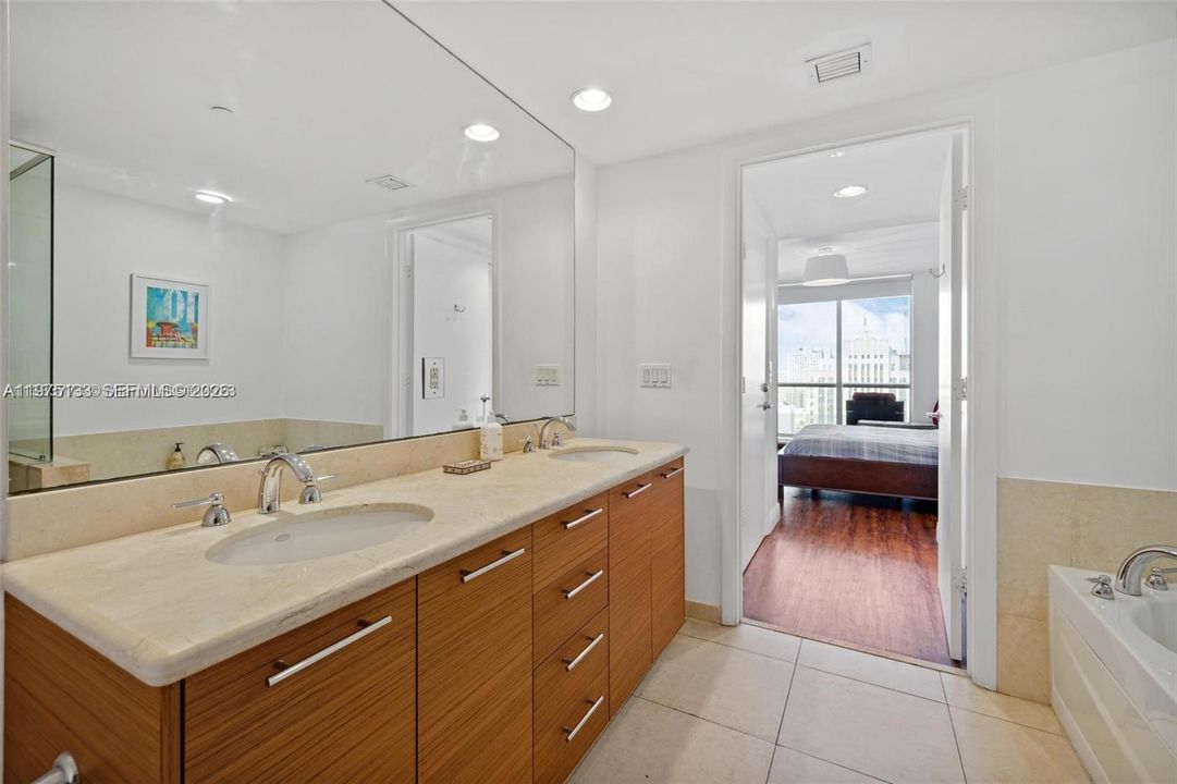 For Sale: $700,000 (2 beds, 2 baths, 1256 Square Feet)