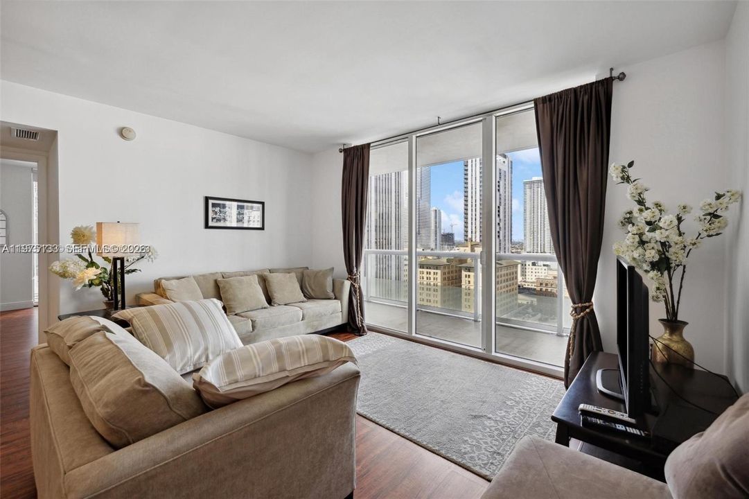 For Sale: $700,000 (2 beds, 2 baths, 1256 Square Feet)