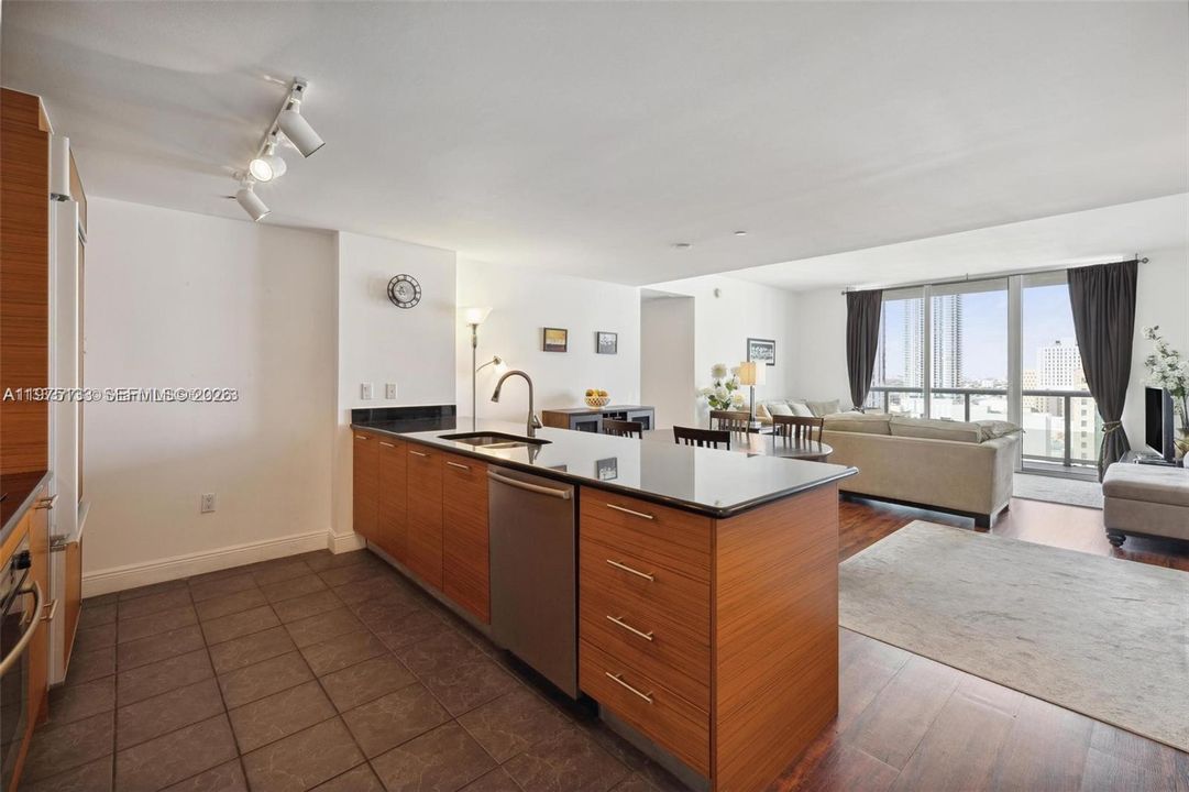 For Sale: $700,000 (2 beds, 2 baths, 1256 Square Feet)
