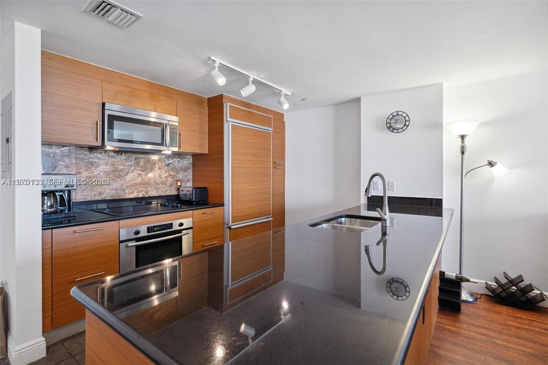 For Sale: $700,000 (2 beds, 2 baths, 1256 Square Feet)