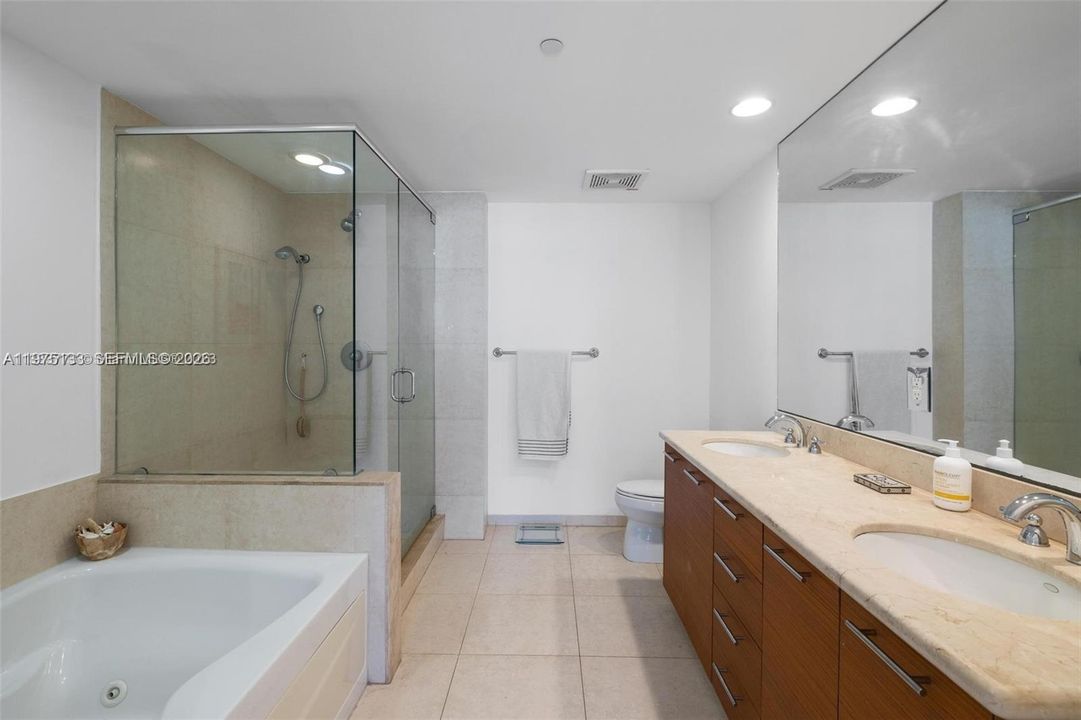 For Sale: $700,000 (2 beds, 2 baths, 1256 Square Feet)