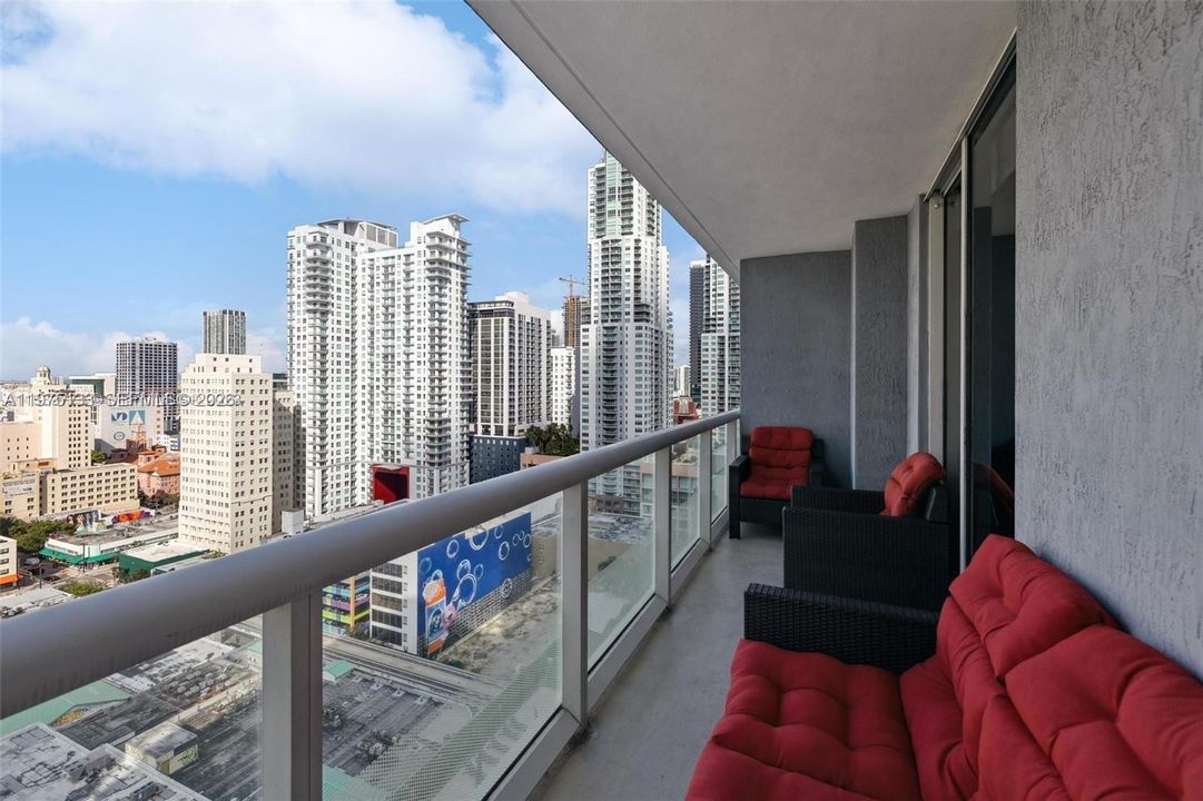 For Sale: $700,000 (2 beds, 2 baths, 1256 Square Feet)