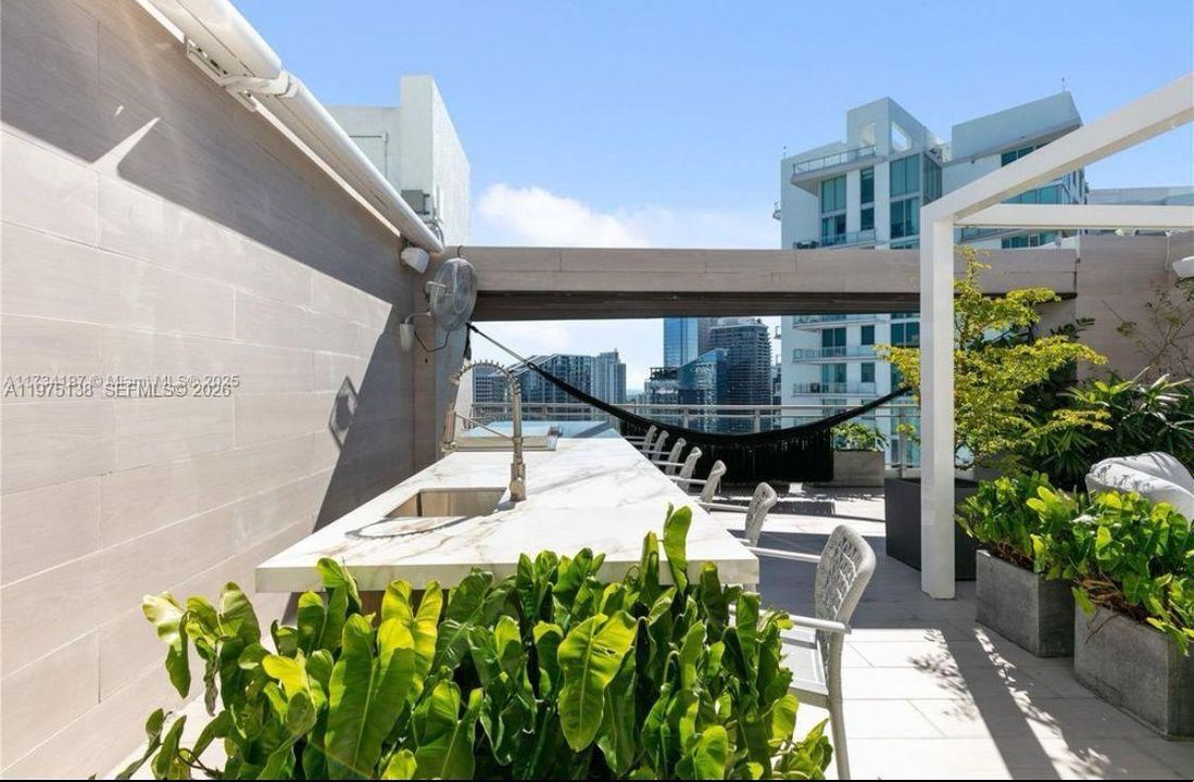 На продажу: $1,750,000 (2 спален, 2 ванн, 1801 Квадратных фут)