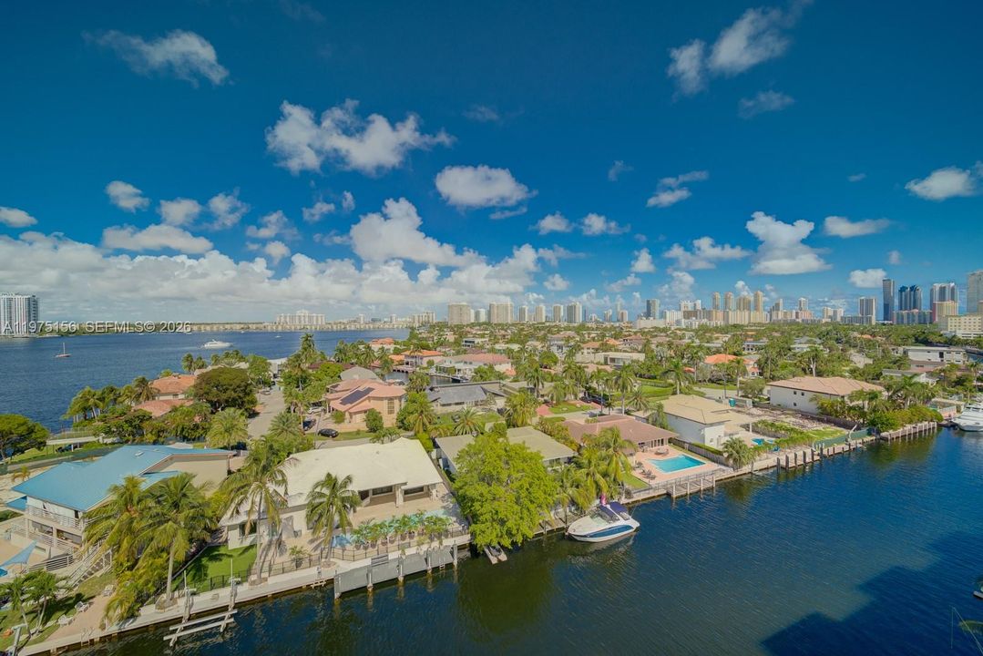 For Sale: $199,000 (1 beds, 1 baths, 792 Square Feet)