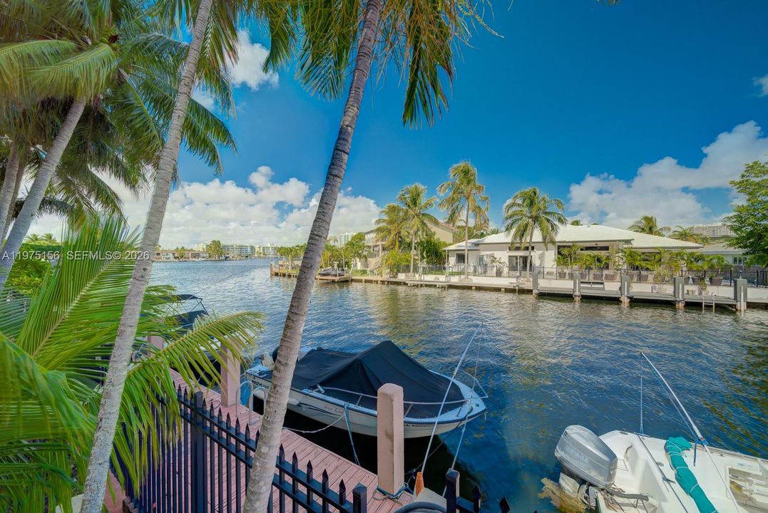 For Sale: $199,000 (1 beds, 1 baths, 792 Square Feet)