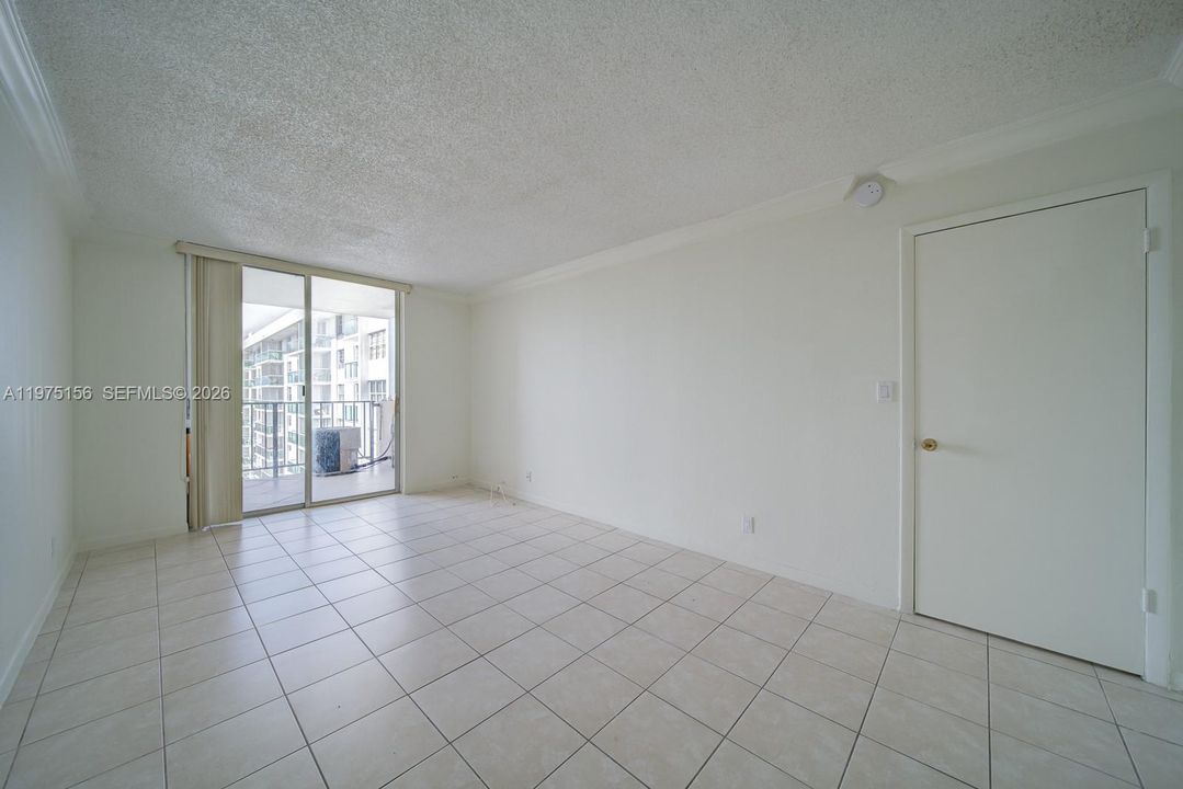 For Sale: $199,000 (1 beds, 1 baths, 792 Square Feet)