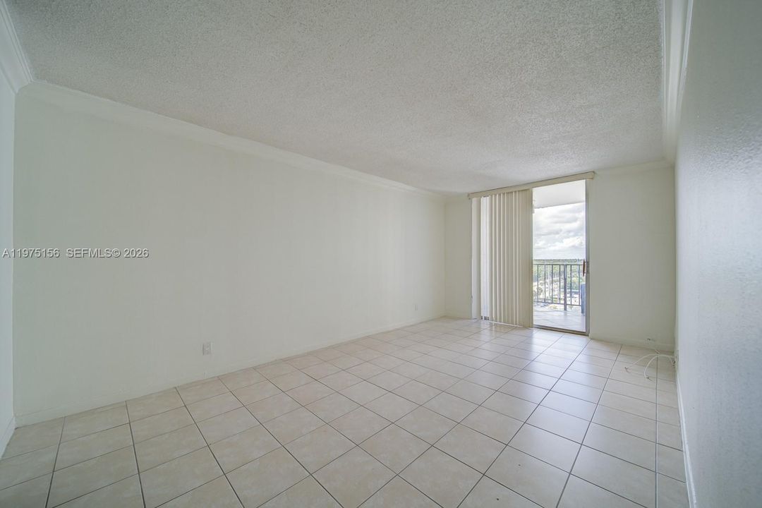 For Sale: $199,000 (1 beds, 1 baths, 792 Square Feet)