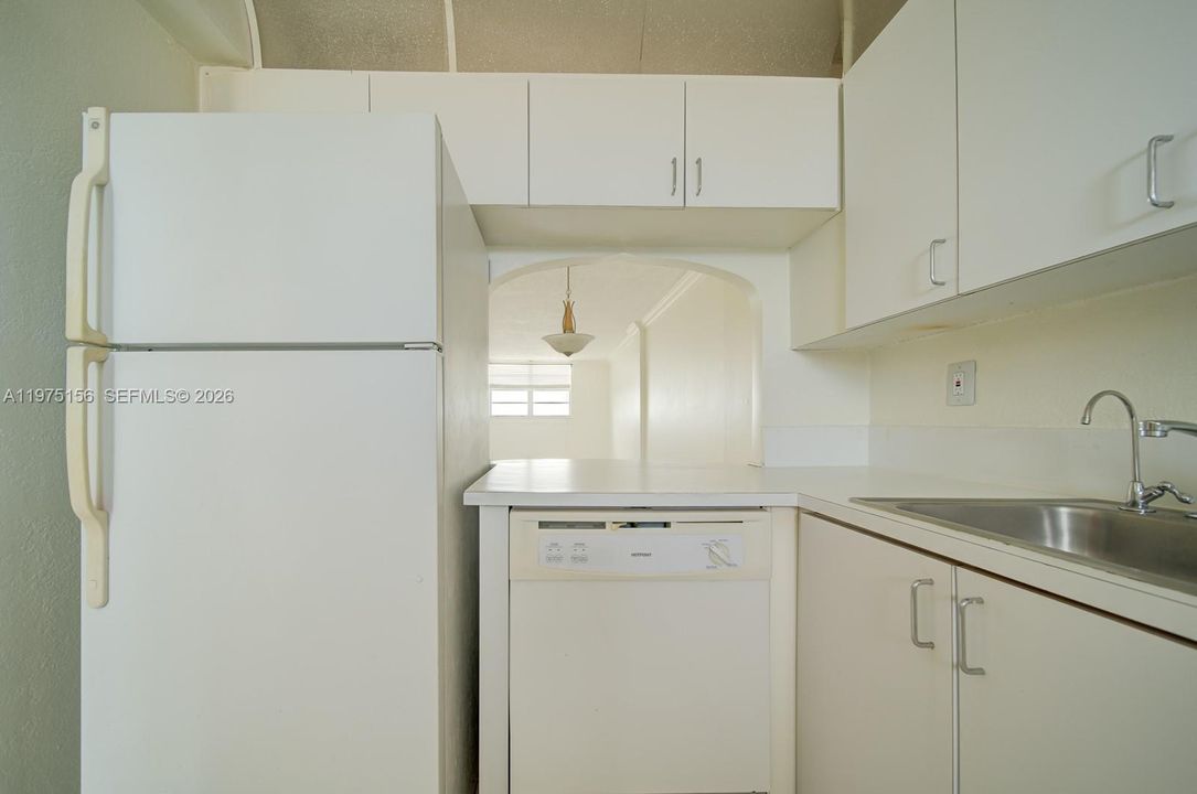 For Sale: $199,000 (1 beds, 1 baths, 792 Square Feet)