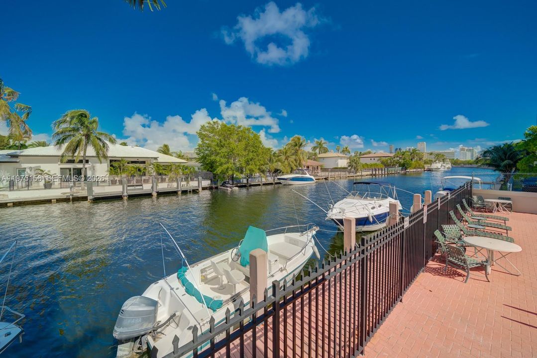 For Sale: $199,000 (1 beds, 1 baths, 792 Square Feet)
