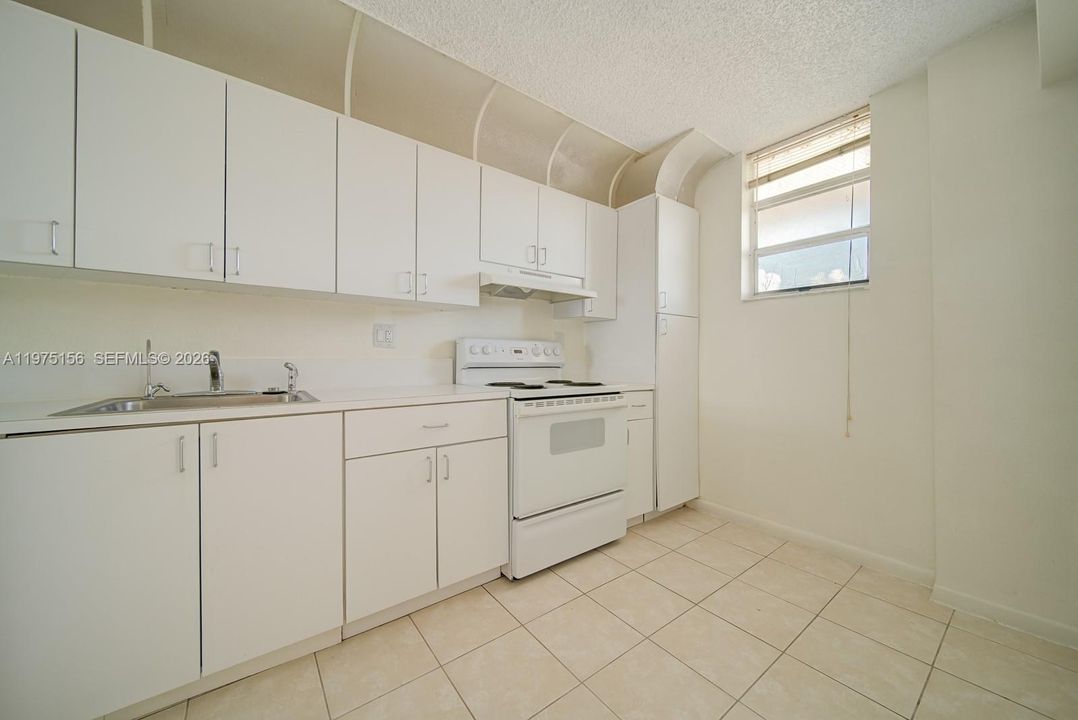 For Sale: $199,000 (1 beds, 1 baths, 792 Square Feet)