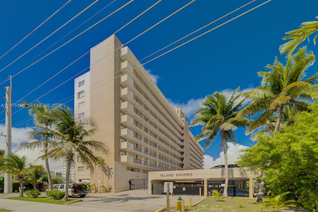 For Sale: $199,000 (1 beds, 1 baths, 792 Square Feet)