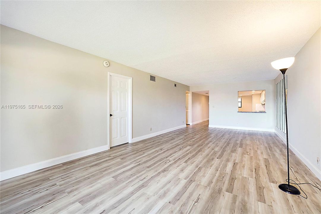 En Venta: $340,000 (2 camas, 2 baños, 1374 Pies cuadrados)