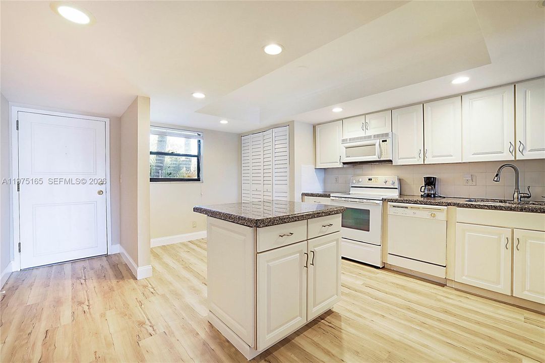 En Venta: $340,000 (2 camas, 2 baños, 1374 Pies cuadrados)