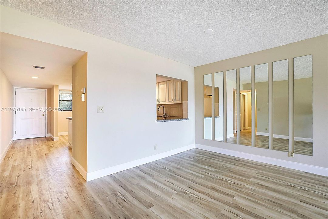 En Venta: $340,000 (2 camas, 2 baños, 1374 Pies cuadrados)