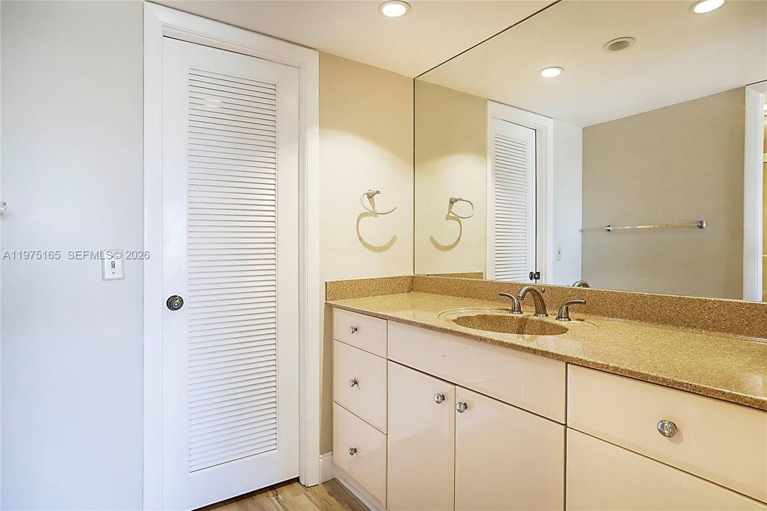 En Venta: $340,000 (2 camas, 2 baños, 1374 Pies cuadrados)