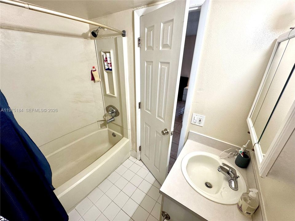 Activo con contrato: $199,900 (2 camas, 2 baños, 963 Pies cuadrados)
