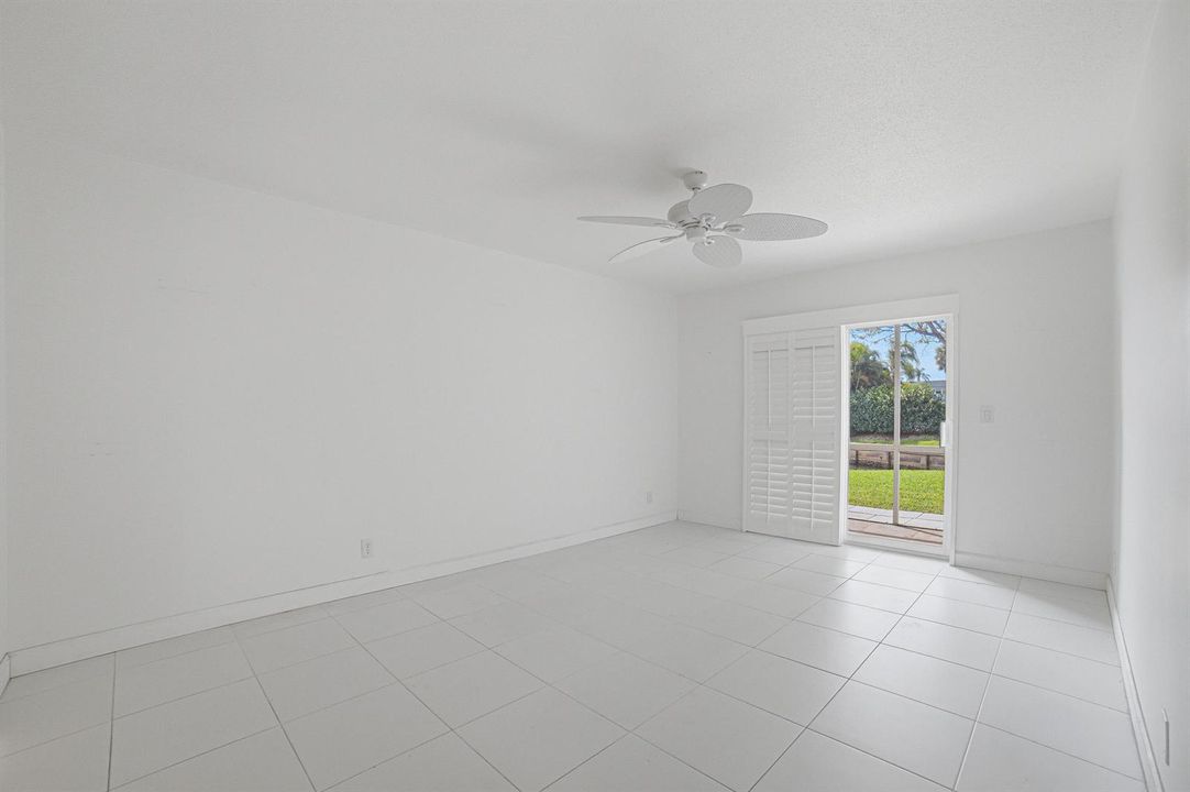 Master Bedroom w/patio slider