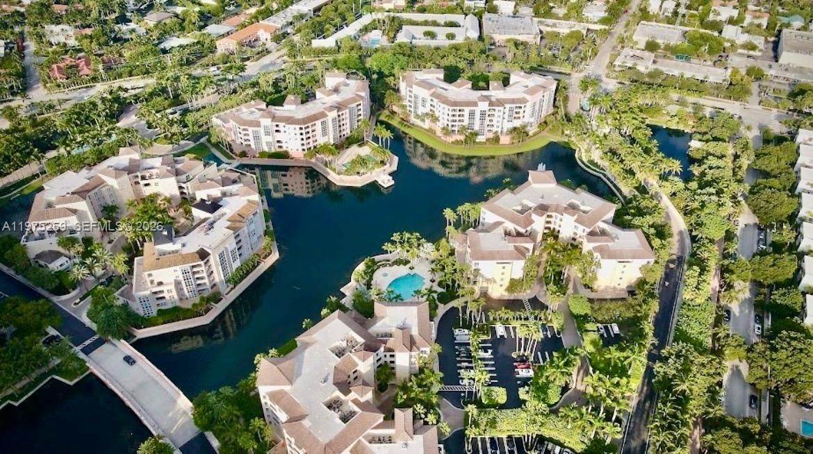 合同活跃: $2,450,000 (3 贝兹, 3 浴室, 2220 平方英尺)