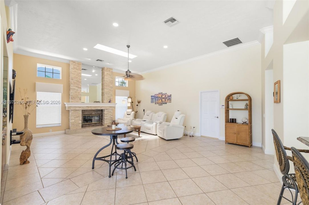 En Venta: $2,149,000 (3 camas, 2 baños, 3337 Pies cuadrados)