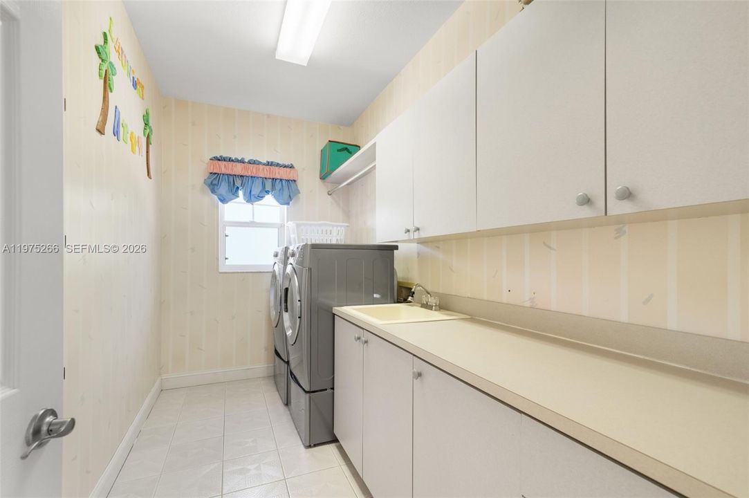 En Venta: $2,149,000 (3 camas, 2 baños, 3337 Pies cuadrados)