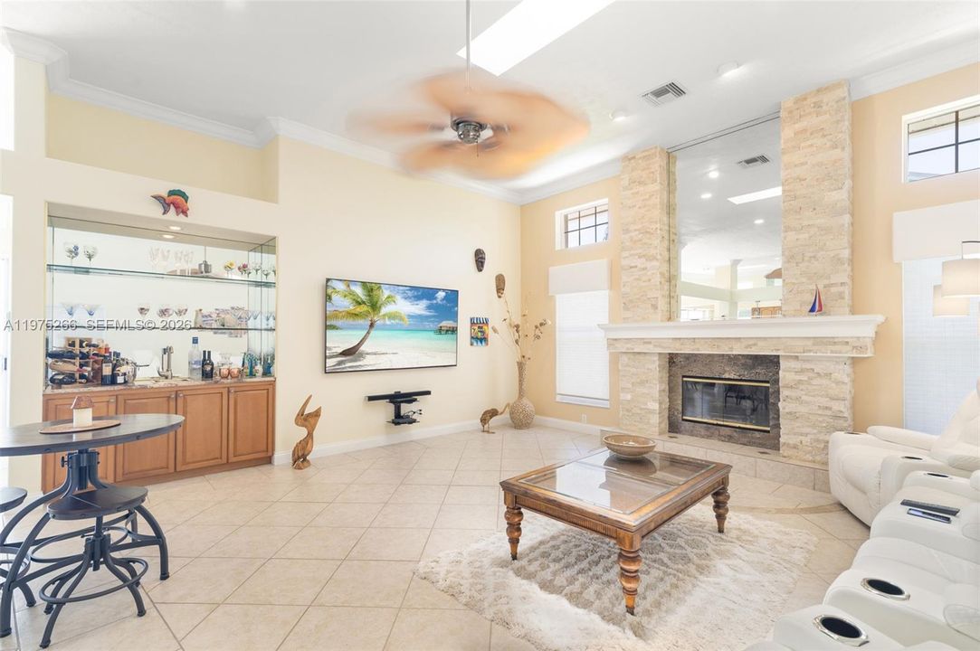 En Venta: $2,149,000 (3 camas, 2 baños, 3337 Pies cuadrados)